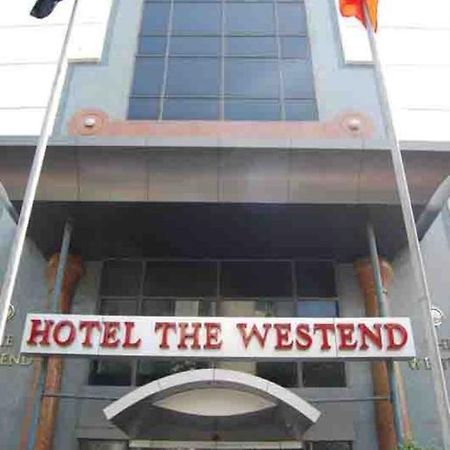 Hotel The Westend Ahmedabad Buitenkant foto