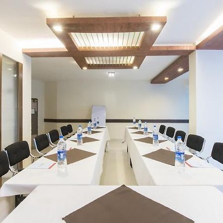 Hotel The Westend Ahmedabad Buitenkant foto