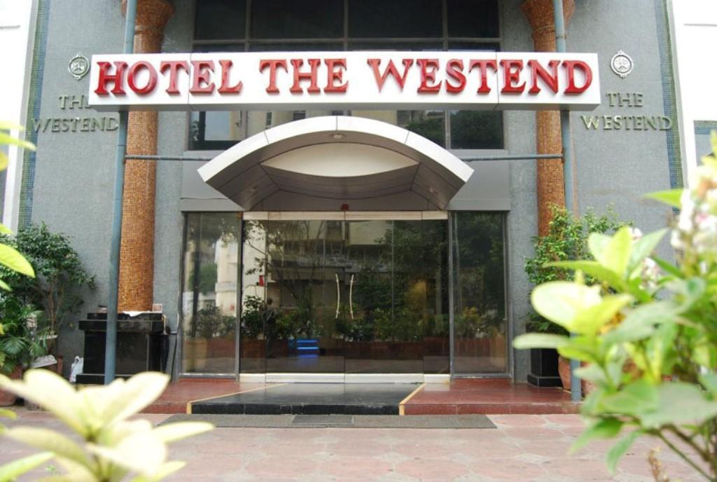 Hotel The Westend Ahmedabad Buitenkant foto