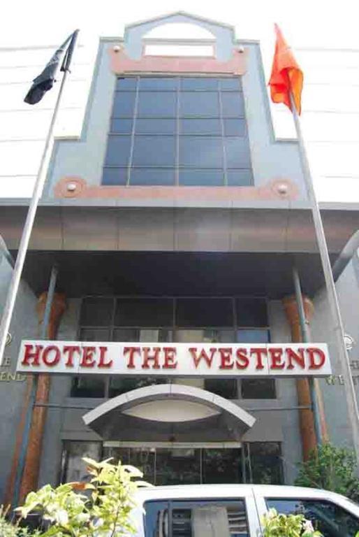 Hotel The Westend Ahmedabad Buitenkant foto