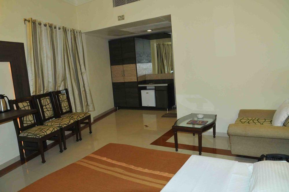 Hotel The Westend Ahmedabad Buitenkant foto
