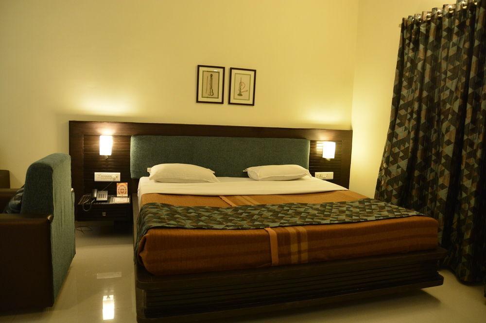 Hotel The Westend Ahmedabad Buitenkant foto