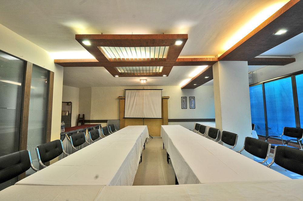 Hotel The Westend Ahmedabad Buitenkant foto