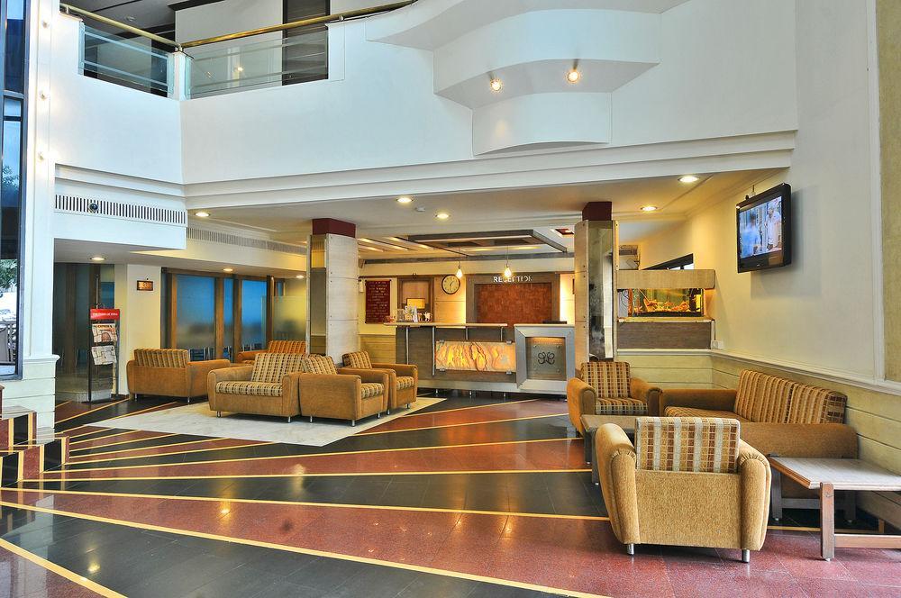 Hotel The Westend Ahmedabad Buitenkant foto