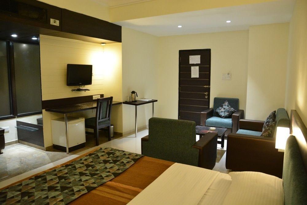 Hotel The Westend Ahmedabad Buitenkant foto