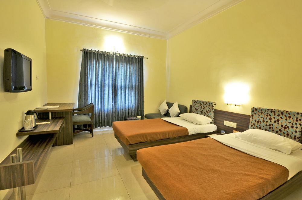 Hotel The Westend Ahmedabad Buitenkant foto