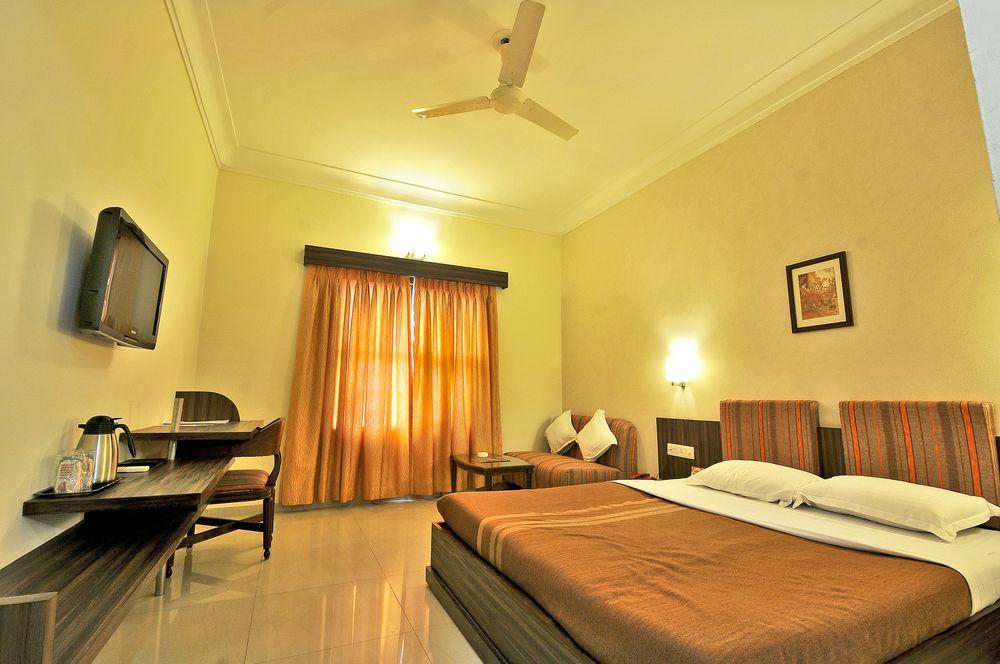 Hotel The Westend Ahmedabad Buitenkant foto