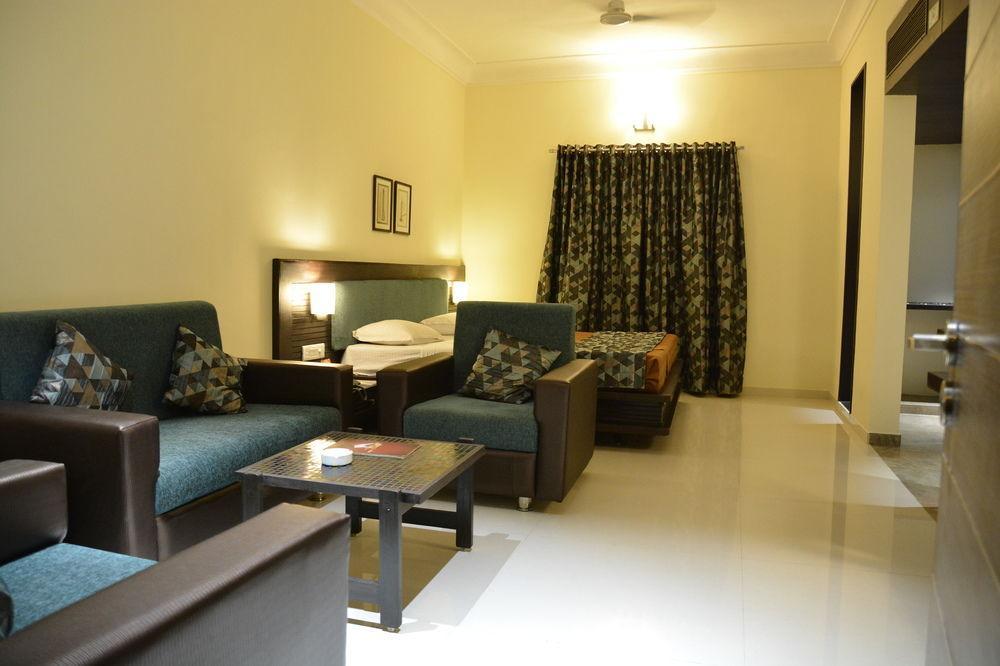 Hotel The Westend Ahmedabad Buitenkant foto