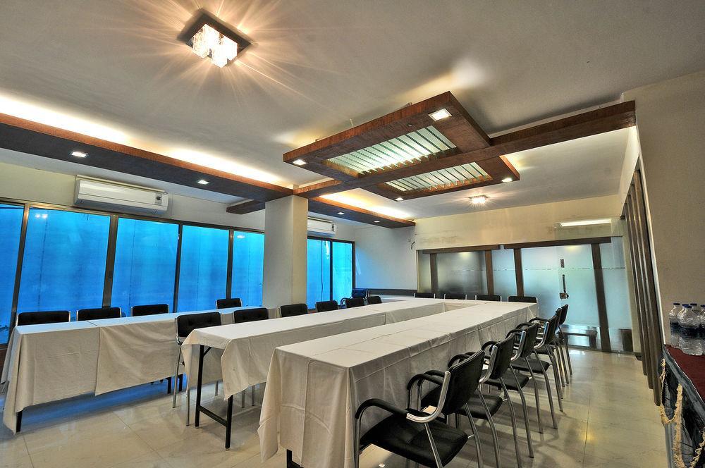 Hotel The Westend Ahmedabad Buitenkant foto
