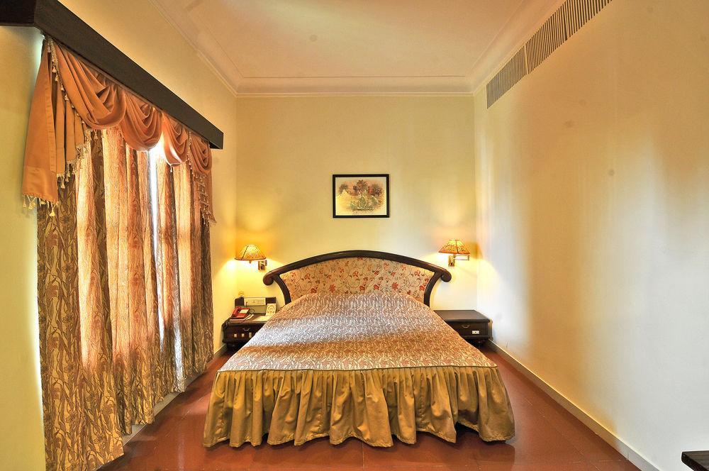 Hotel The Westend Ahmedabad Buitenkant foto