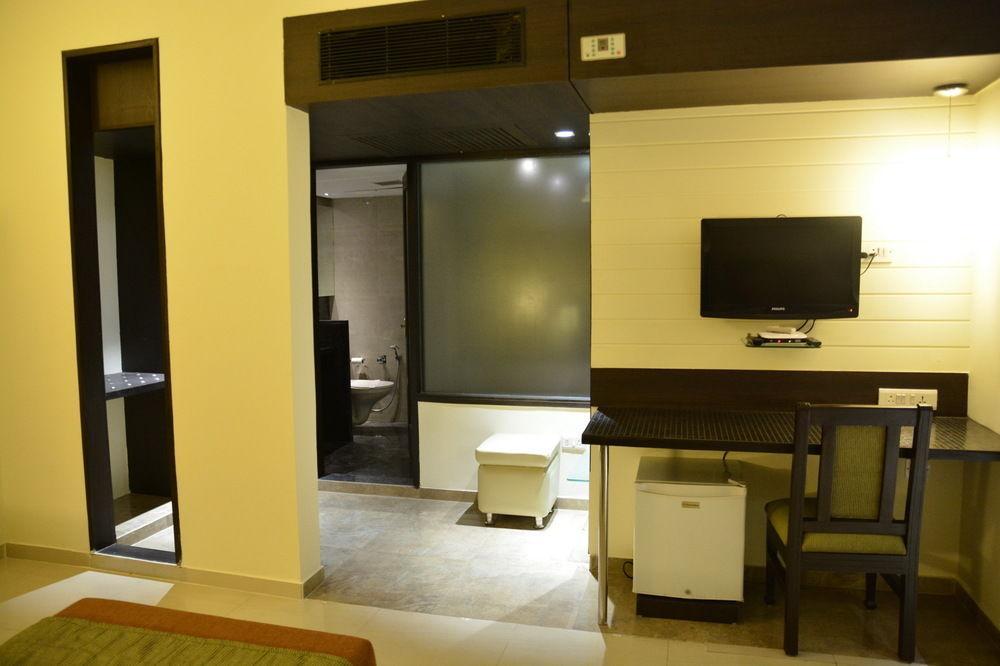 Hotel The Westend Ahmedabad Buitenkant foto