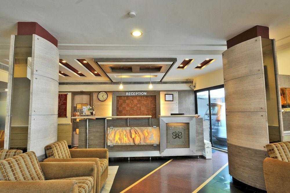 Hotel The Westend Ahmedabad Buitenkant foto