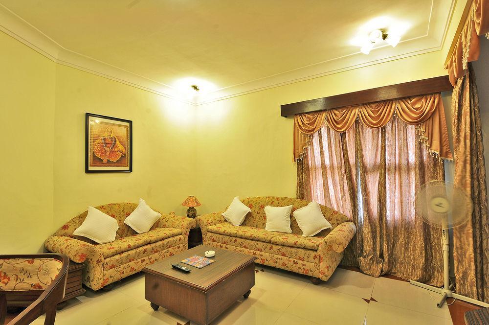 Hotel The Westend Ahmedabad Buitenkant foto