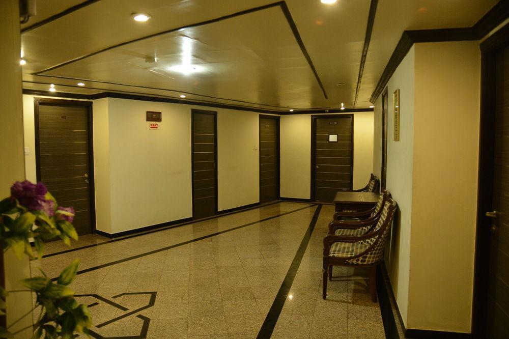 Hotel The Westend Ahmedabad Buitenkant foto