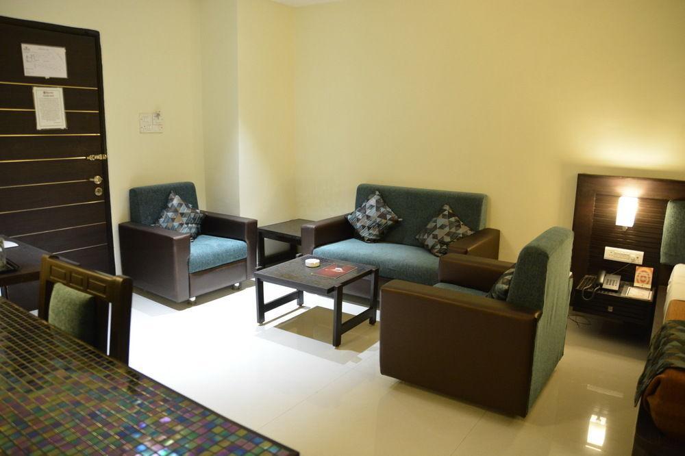 Hotel The Westend Ahmedabad Buitenkant foto