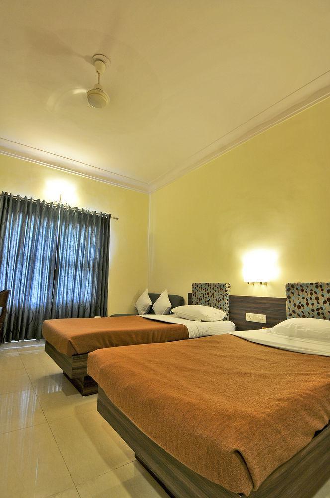 Hotel The Westend Ahmedabad Buitenkant foto