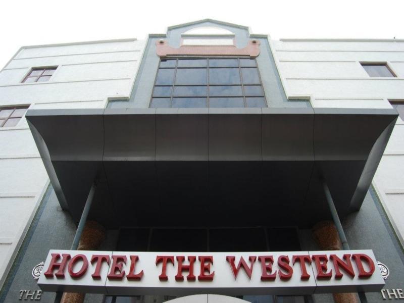 Hotel The Westend Ahmedabad Buitenkant foto
