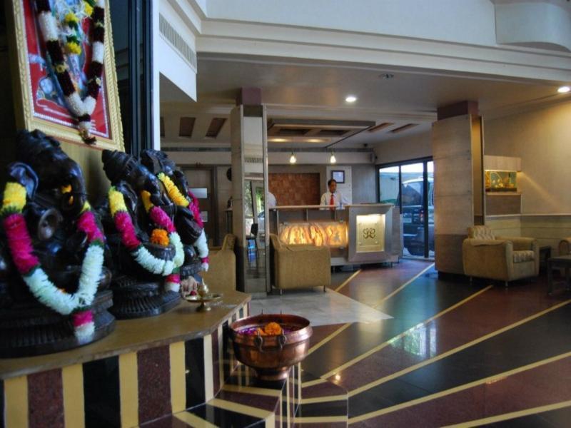 Hotel The Westend Ahmedabad Buitenkant foto