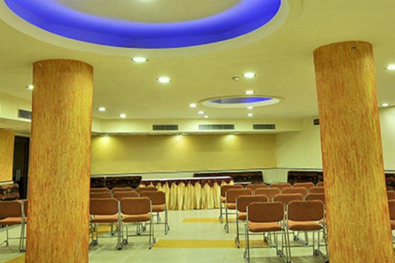 Hotel The Westend Ahmedabad Buitenkant foto