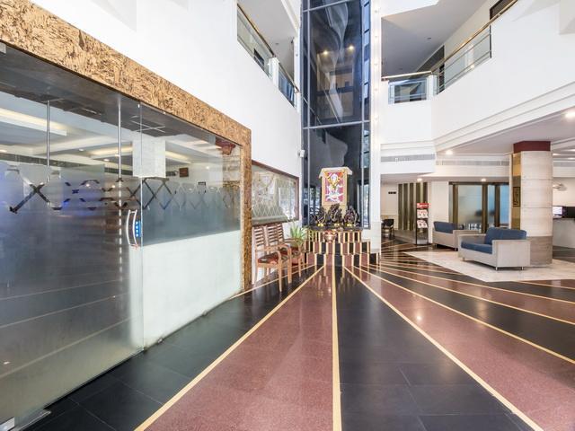 Hotel The Westend Ahmedabad Buitenkant foto