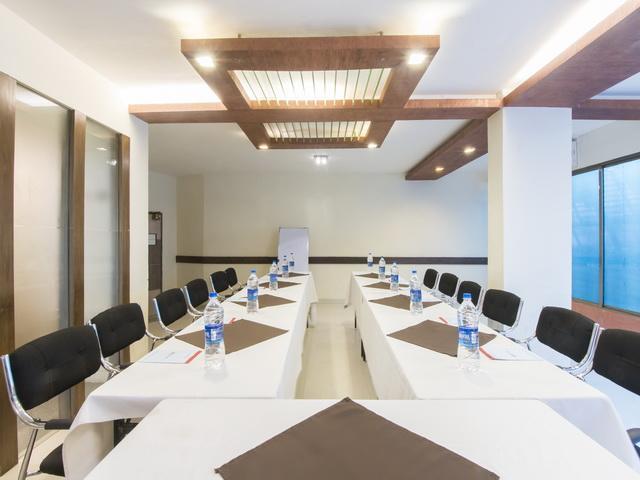 Hotel The Westend Ahmedabad Buitenkant foto