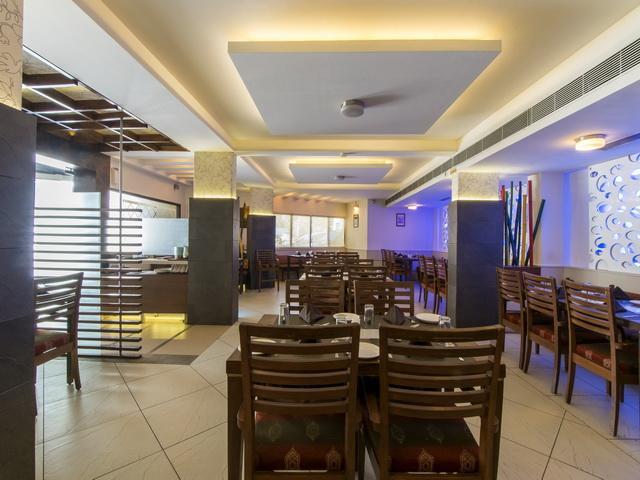 Hotel The Westend Ahmedabad Buitenkant foto