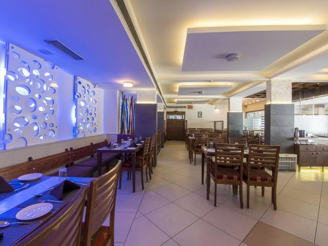 Hotel The Westend Ahmedabad Buitenkant foto