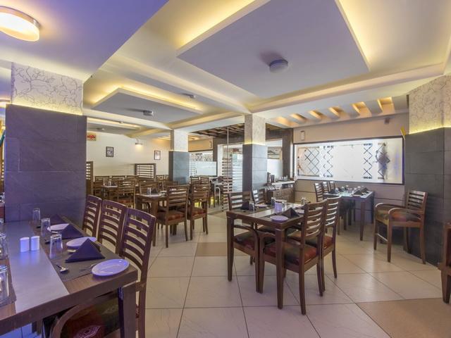 Hotel The Westend Ahmedabad Buitenkant foto