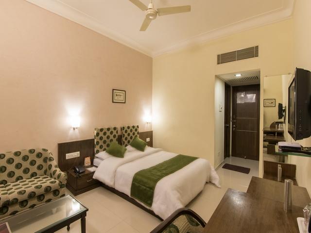 Hotel The Westend Ahmedabad Buitenkant foto