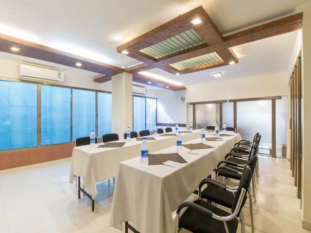 Hotel The Westend Ahmedabad Buitenkant foto