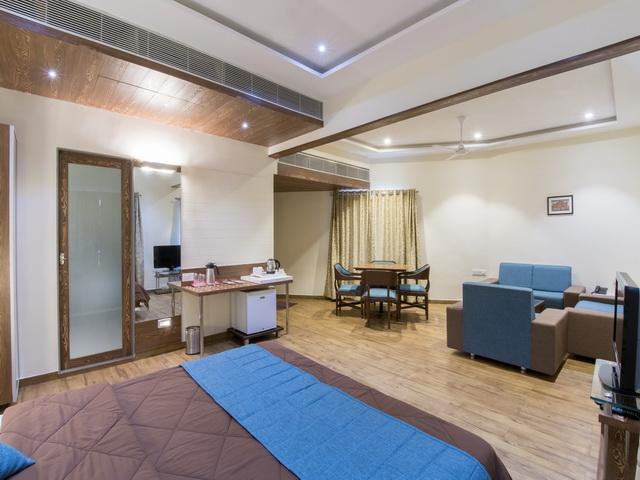 Hotel The Westend Ahmedabad Buitenkant foto