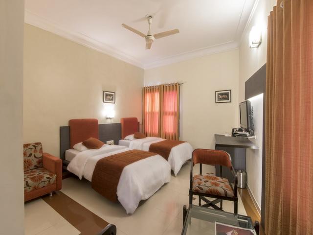Hotel The Westend Ahmedabad Buitenkant foto