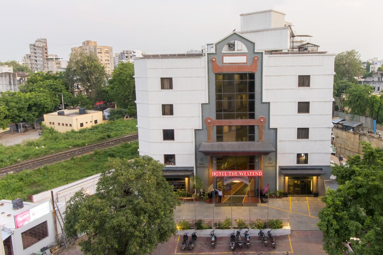 Hotel The Westend Ahmedabad Buitenkant foto