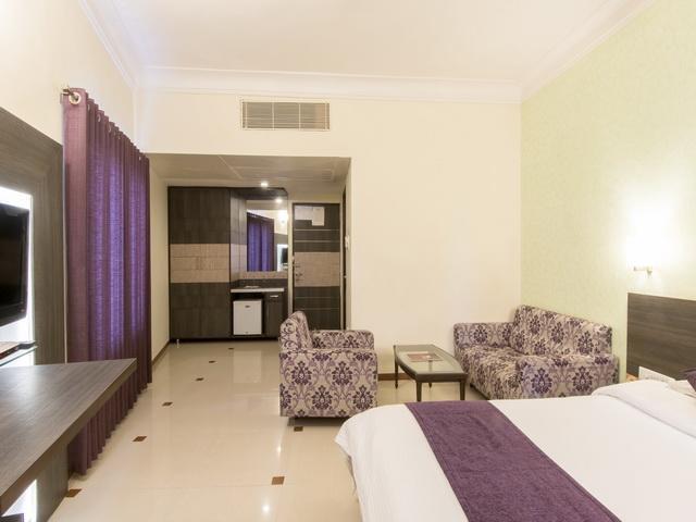 Hotel The Westend Ahmedabad Buitenkant foto