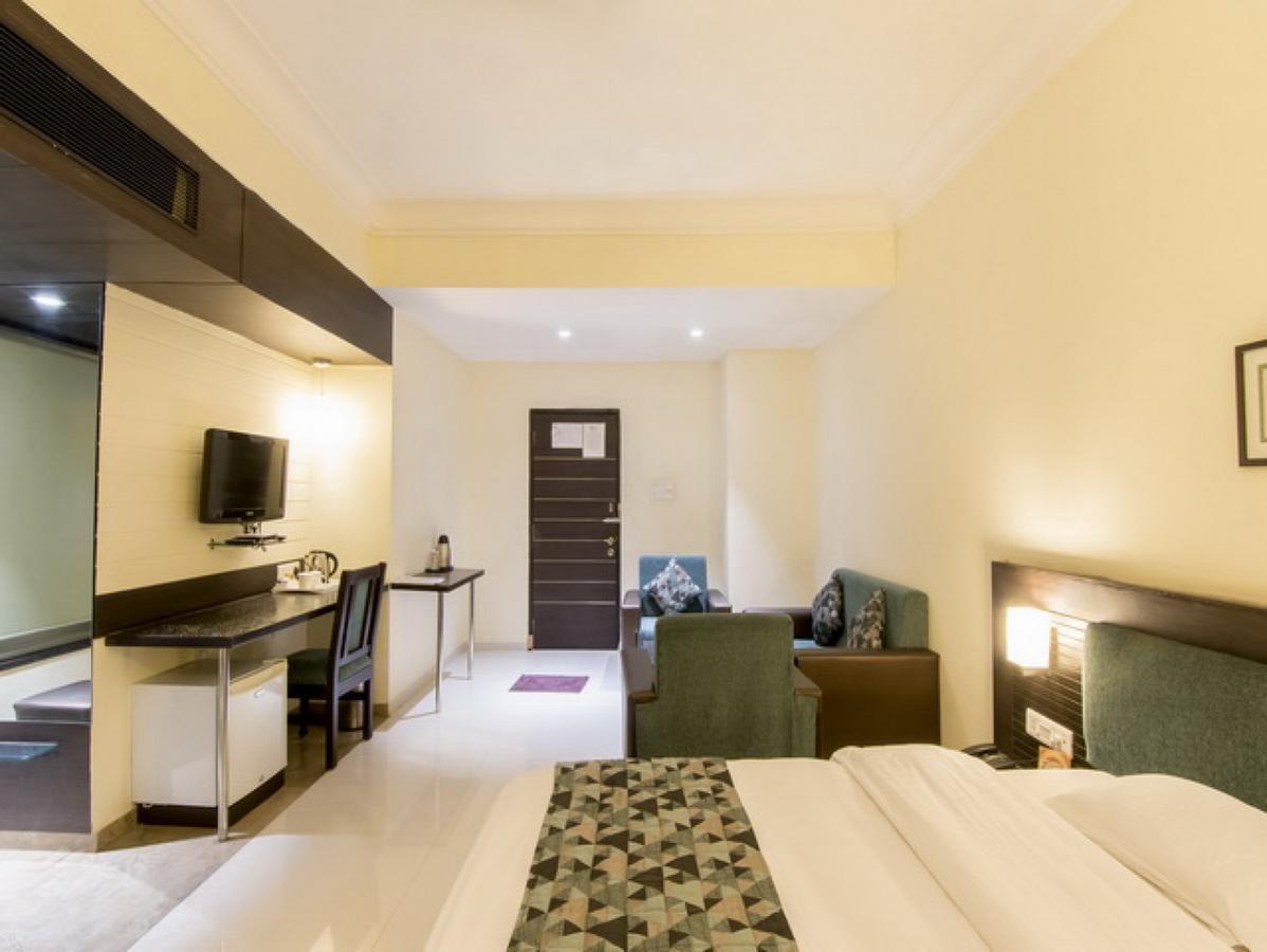 Hotel The Westend Ahmedabad Buitenkant foto