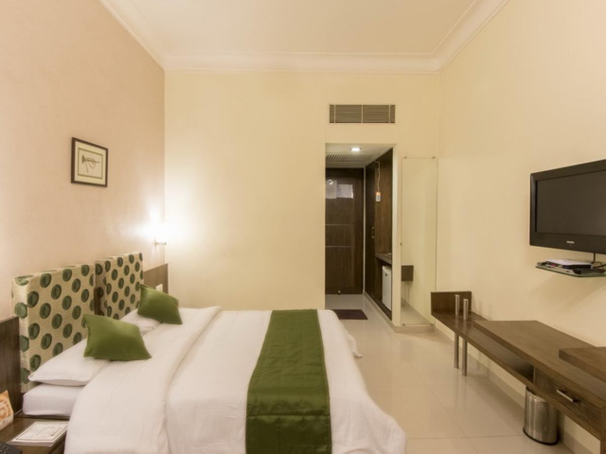 Hotel The Westend Ahmedabad Buitenkant foto