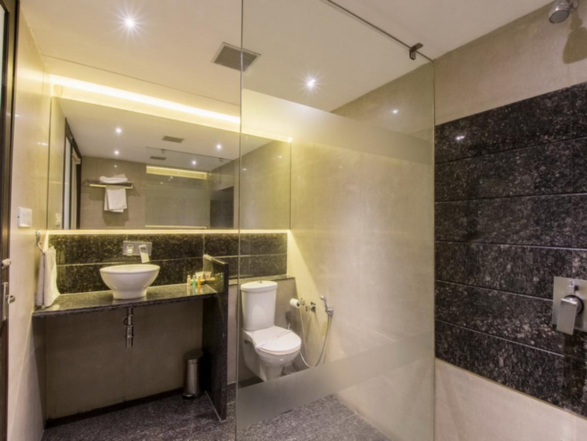 Hotel The Westend Ahmedabad Buitenkant foto