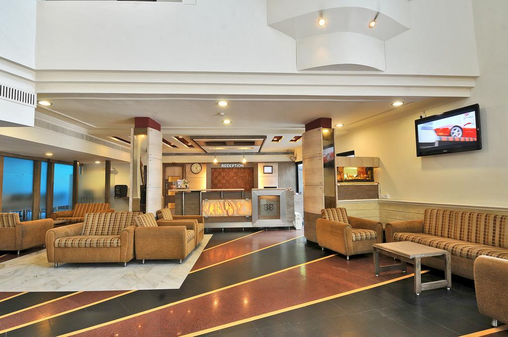 Hotel The Westend Ahmedabad Buitenkant foto