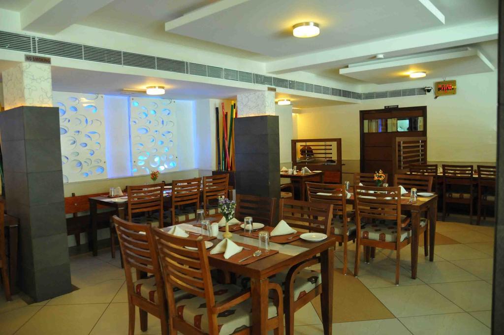 Hotel The Westend Ahmedabad Buitenkant foto