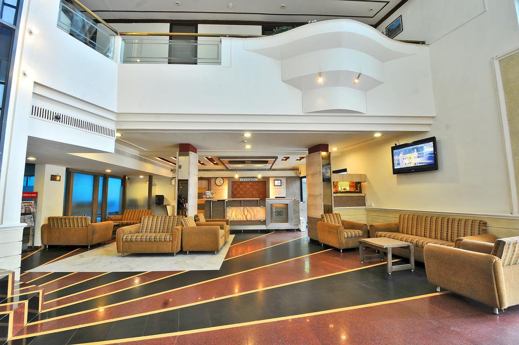 Hotel The Westend Ahmedabad Buitenkant foto