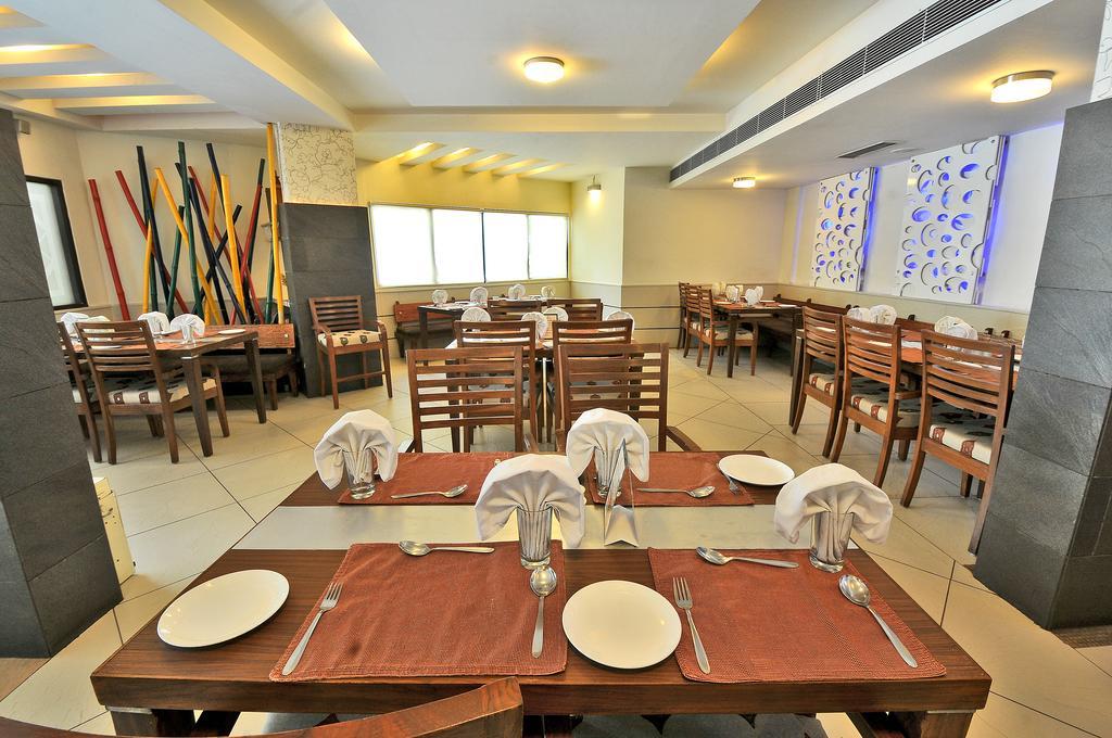 Hotel The Westend Ahmedabad Buitenkant foto
