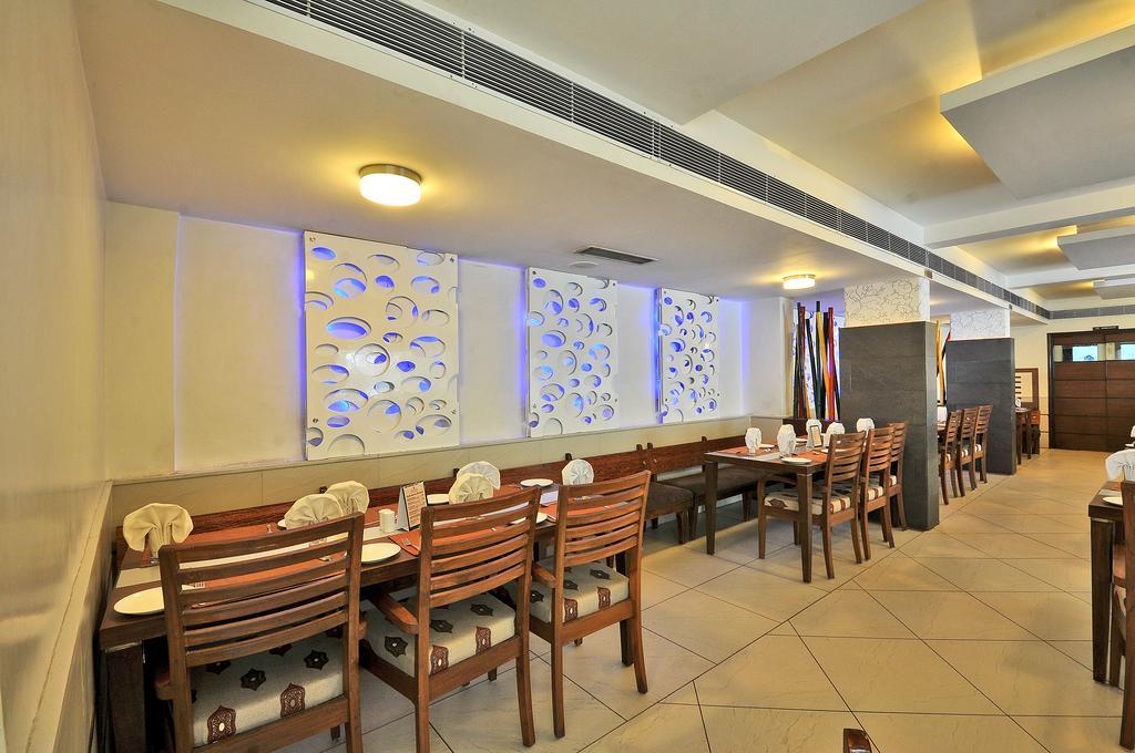 Hotel The Westend Ahmedabad Buitenkant foto